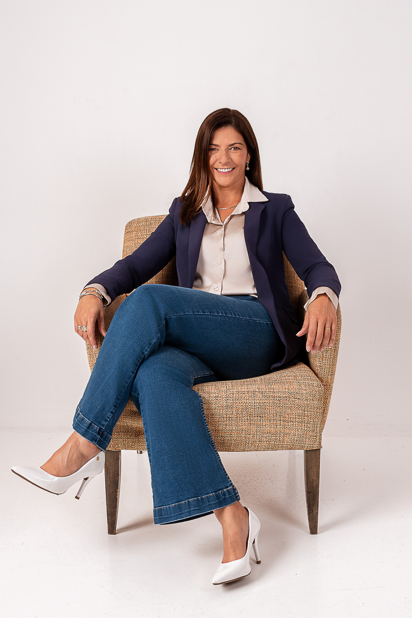 Lety Pérez sentada en un sillón